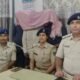 Darbhanga Crime: सोते समय महिला के गले से चेन झपट रहे तीन शातिर चोर रंगेहाथ गिरफ्तार