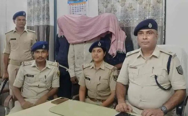 Darbhanga Crime: सोते समय महिला के गले से चेन झपट रहे तीन शातिर चोर रंगेहाथ गिरफ्तार