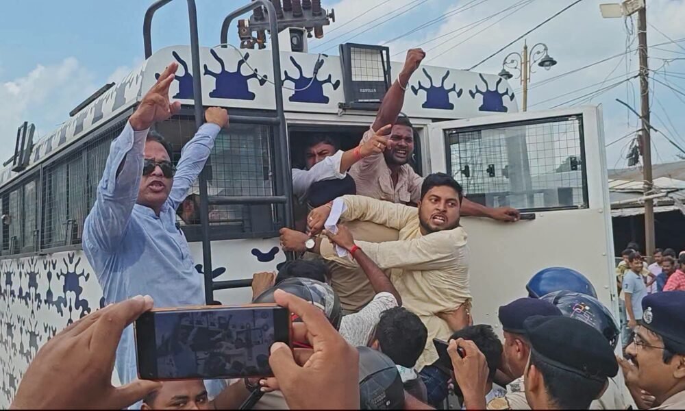 Madhepura: समाहरणालय घेराव को निकले छात्रों पर पुलिस का एक्शन, करीब डेढ़ दर्जन प्रदर्शनकारी हिरासत में