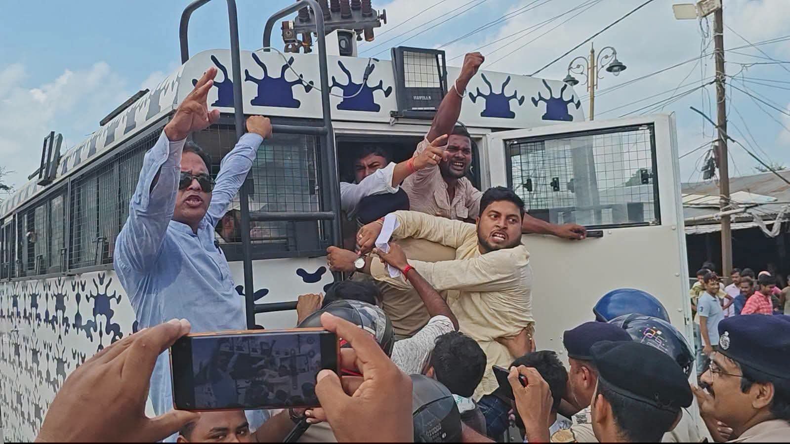 Madhepura: समाहरणालय घेराव को निकले छात्रों पर पुलिस का एक्शन, करीब डेढ़ दर्जन प्रदर्शनकारी हिरासत में
