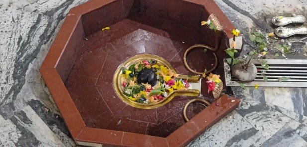 Supaul: तिलहेश्वरनाथ मंदिर में दिनदहाड़े चोरी: शिवलिंग से चांदी का मेठ गायब, जांच में जुटी पुलिस