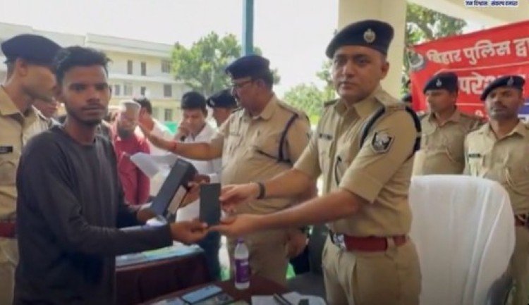 Saharsa Police का 'Operation Muskaan': 103 लोगों को वापस मिले गुम हुए मोबाइल, लाखों के जेवरात भरा पर्स भी बरामद