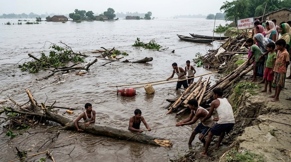 Bihar: उफनती गंडक में जान जोखिम में डालकर बहता सामान बटोर रहे लोग