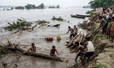 Bihar: उफनती गंडक में जान जोखिम में डालकर बहता सामान बटोर रहे लोग