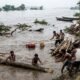 Bihar: उफनती गंडक में जान जोखिम में डालकर बहता सामान बटोर रहे लोग