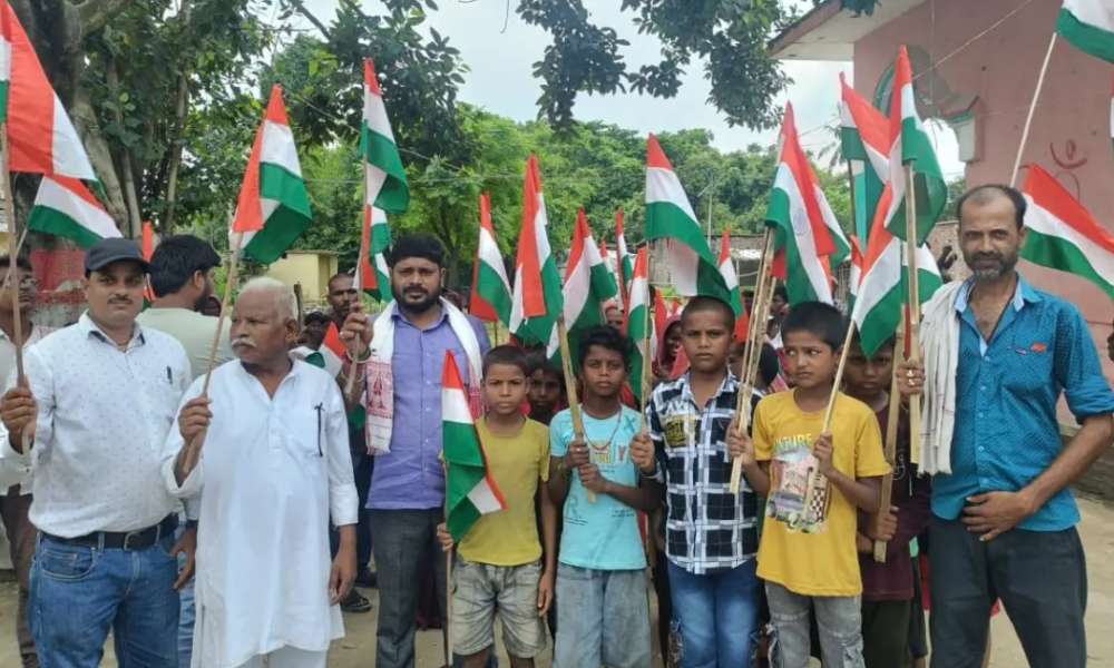 कुमारखंड में 'Har Ghar Tiranga' अभियान के तहत निकली भव्य प्रभात फेरी, देशभक्ति के नारों से गूंजा क्षेत्र