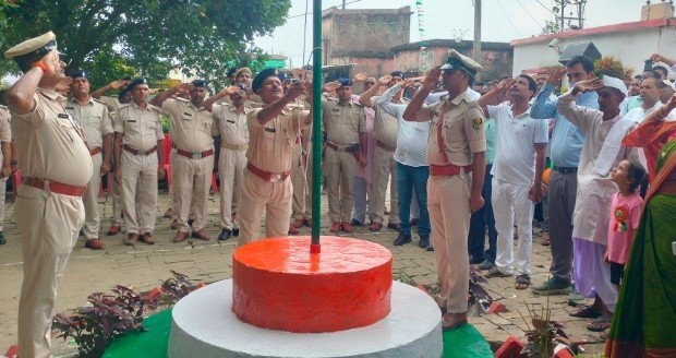 Saharsa : सलखुआ में धूमधाम से मना स्वतंत्रता दिवस, प्रमुख सरिता संगम ने किया मुख्य ध्वजारोहण, महादलित टोलों तक गूंजा भारत माता का जयघोष