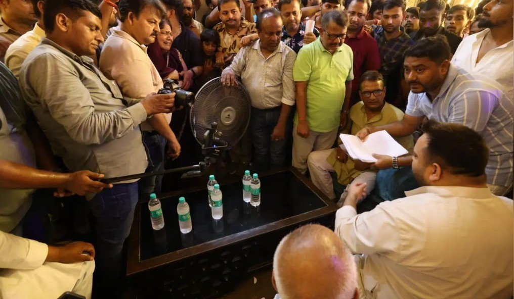 दरभंगा में हत्या पीड़ितों के परिजनों से मिले Tejashwi Yadav: निष्पक्ष जांच की मांग, बोले- 'राज्य में सरकार का इकबाल खत्म'