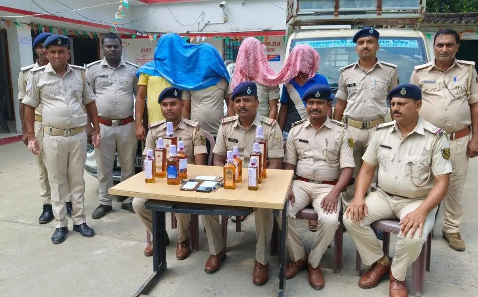 Madhepura: 168 लीटर विदेशी शराब के साथ 4 तस्कर गिरफ्तार, कार और मालवाहक वाहन जब्त