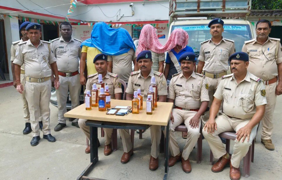 Madhepura: 168 लीटर विदेशी शराब के साथ 4 तस्कर गिरफ्तार, कार और मालवाहक वाहन जब्त