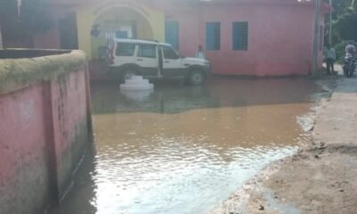 Madhepura में एक घंटे की बारिश से सरकारी स्कूल में भारी जलजमाव