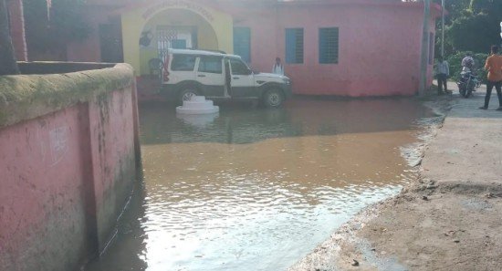 Madhepura में एक घंटे की बारिश से सरकारी स्कूल में भारी जलजमाव