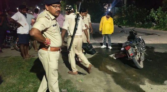 Supaul में कार से टकराई शराब लदी बाइक: 30 लीटर देसी शराब छोड़कर तस्कर फरार, वाहन जब्त