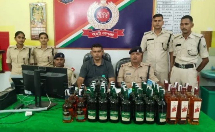 Saharsa: वैशाली एक्सप्रेस के एसी कोच से 33 लीटर विदेशी शराब जब्त, तस्कर फरार