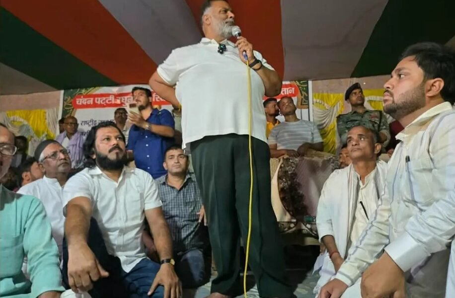 Darbhanga मजार विवाद: 19वें दिन भी धरना जारी, समर्थन में पहुंचे सांसद पप्पू यादव
