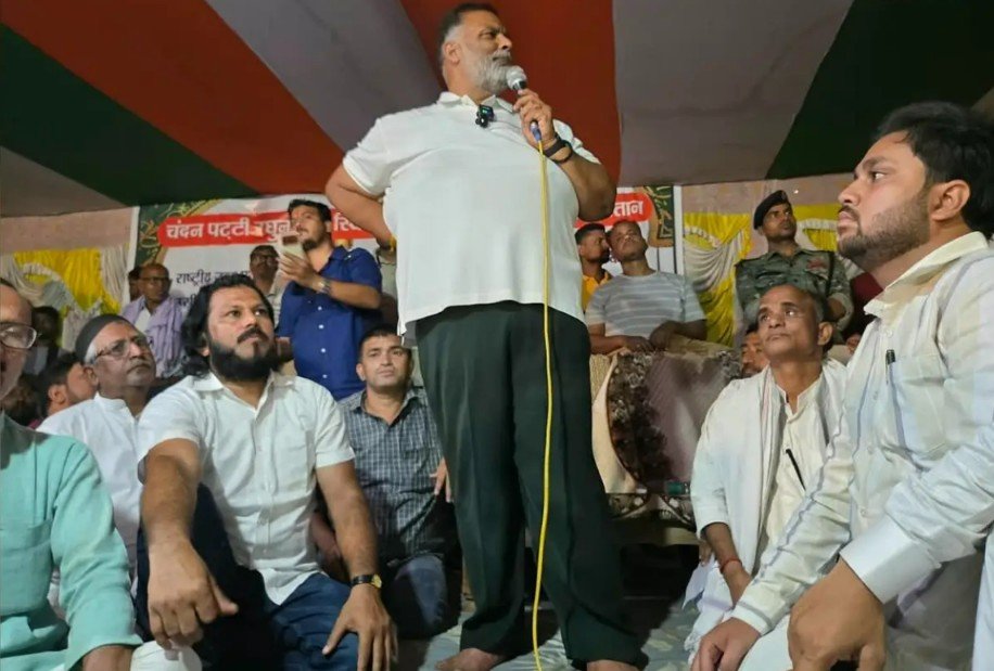 Darbhanga मजार विवाद: 19वें दिन भी धरना जारी, समर्थन में पहुंचे सांसद पप्पू यादव